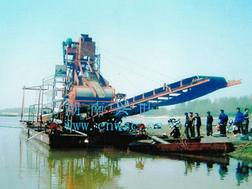 挖鐵砂船現場作業